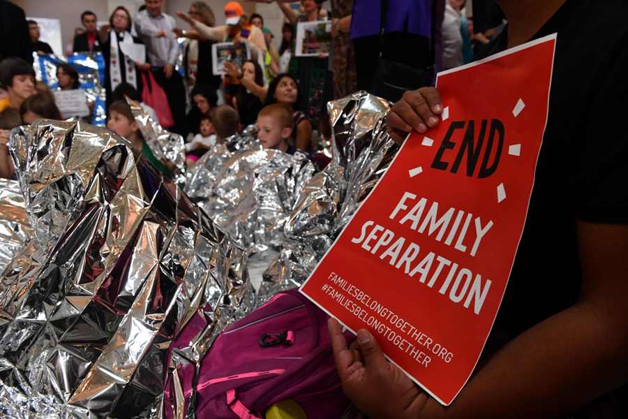 La reunificación de las familias migrantes es un reto. (AP)