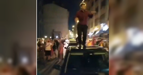 Algunos mexicanos en Rusia bailaron 'La Chona' en las calles, incluso uno encima de un auto (Especial)