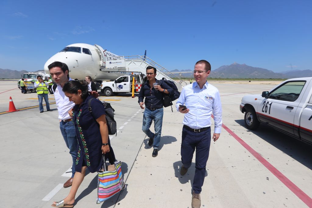 Ricardo Anaya a su llegada al aeropuerto de San José del Cabo para su mitin en esta entidad/Jorge Carballo