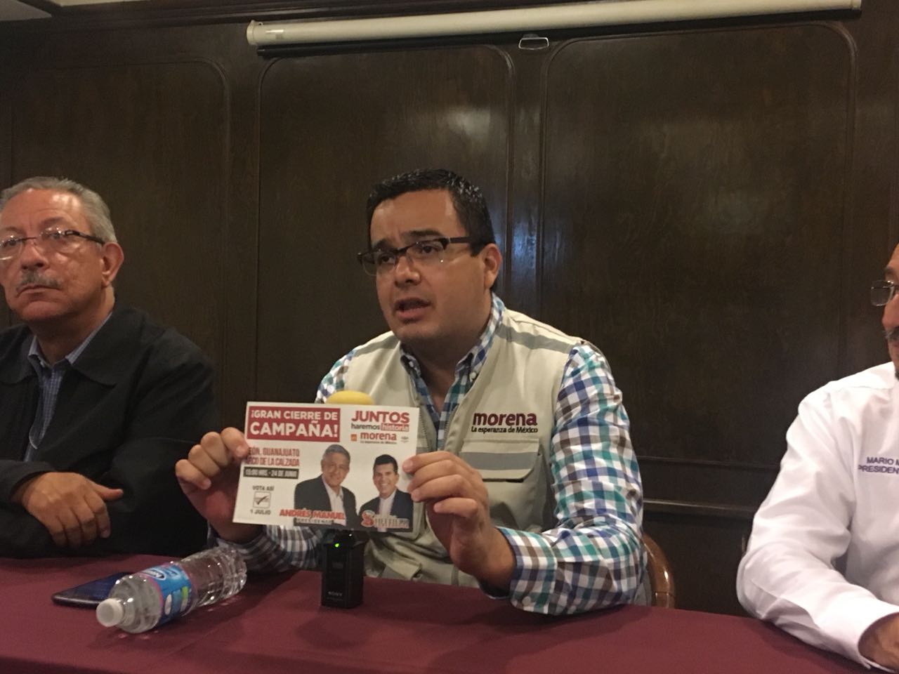 Rueda de prensa con dirigente de Morena a nivel estatal. (Foto Pablo Flores)