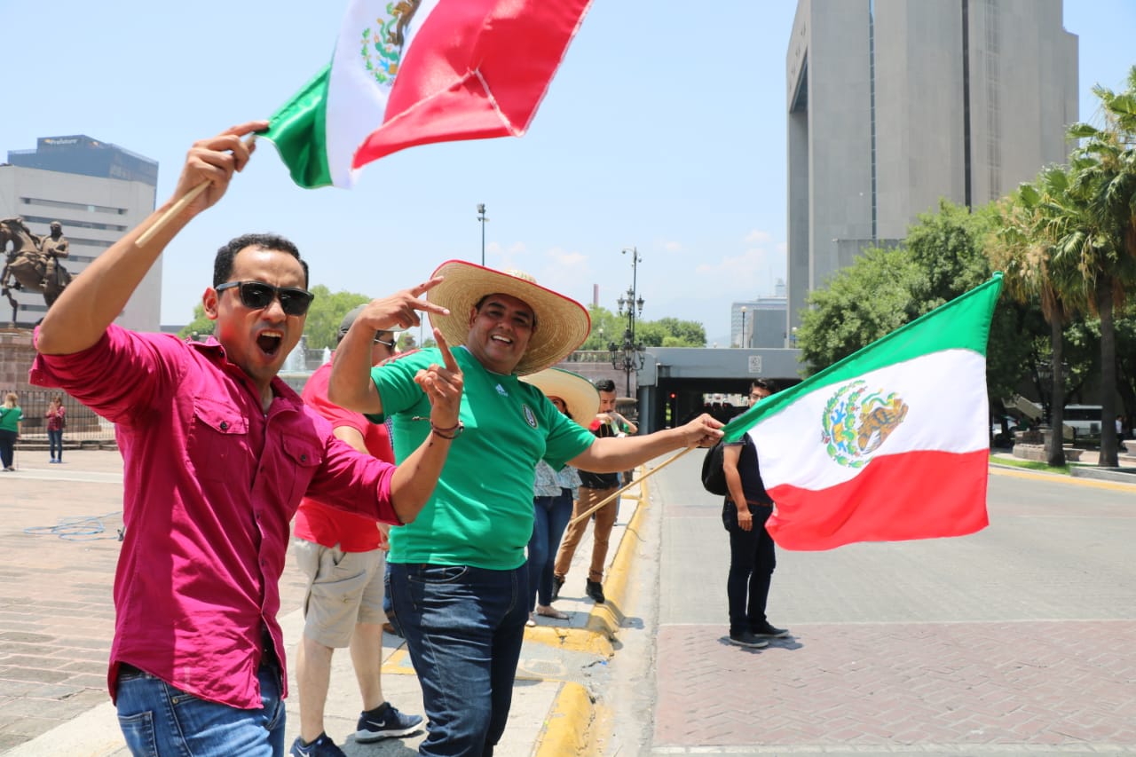 Los aficionados festejaron pese al calor y el intenso sol.