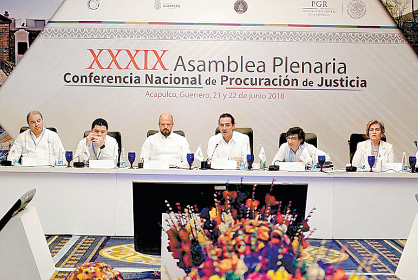 Alberto Elías Beltrán, encargado de despacho de la PGR (al micrófono), en la reunión de procuradores. (Especial)