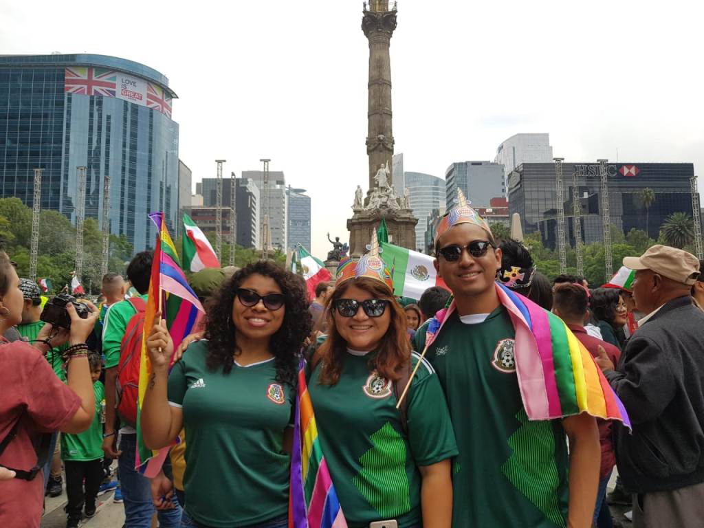 El Ángel de la Independencia recibió los festejos del Tri y la marcha gay (Zeltzin Zamora)