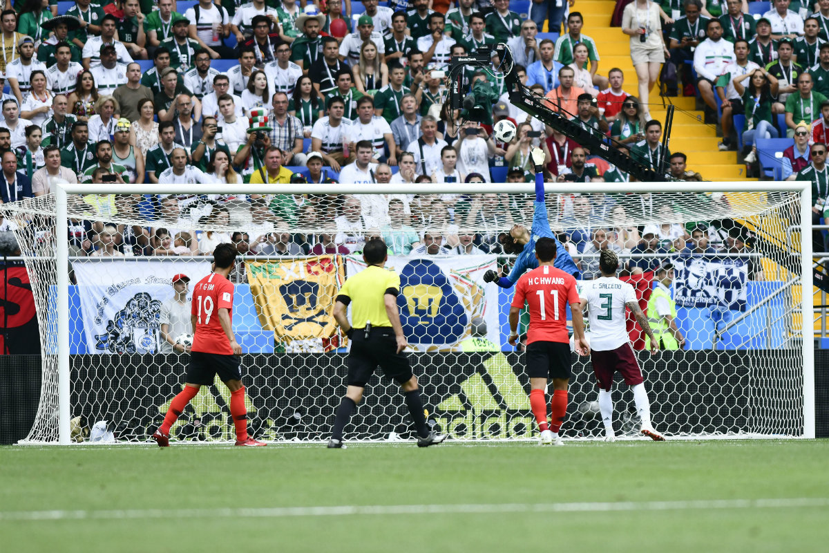 Atajadón de 'Memo' Ochoa que evita el gol de Son (Imago7)