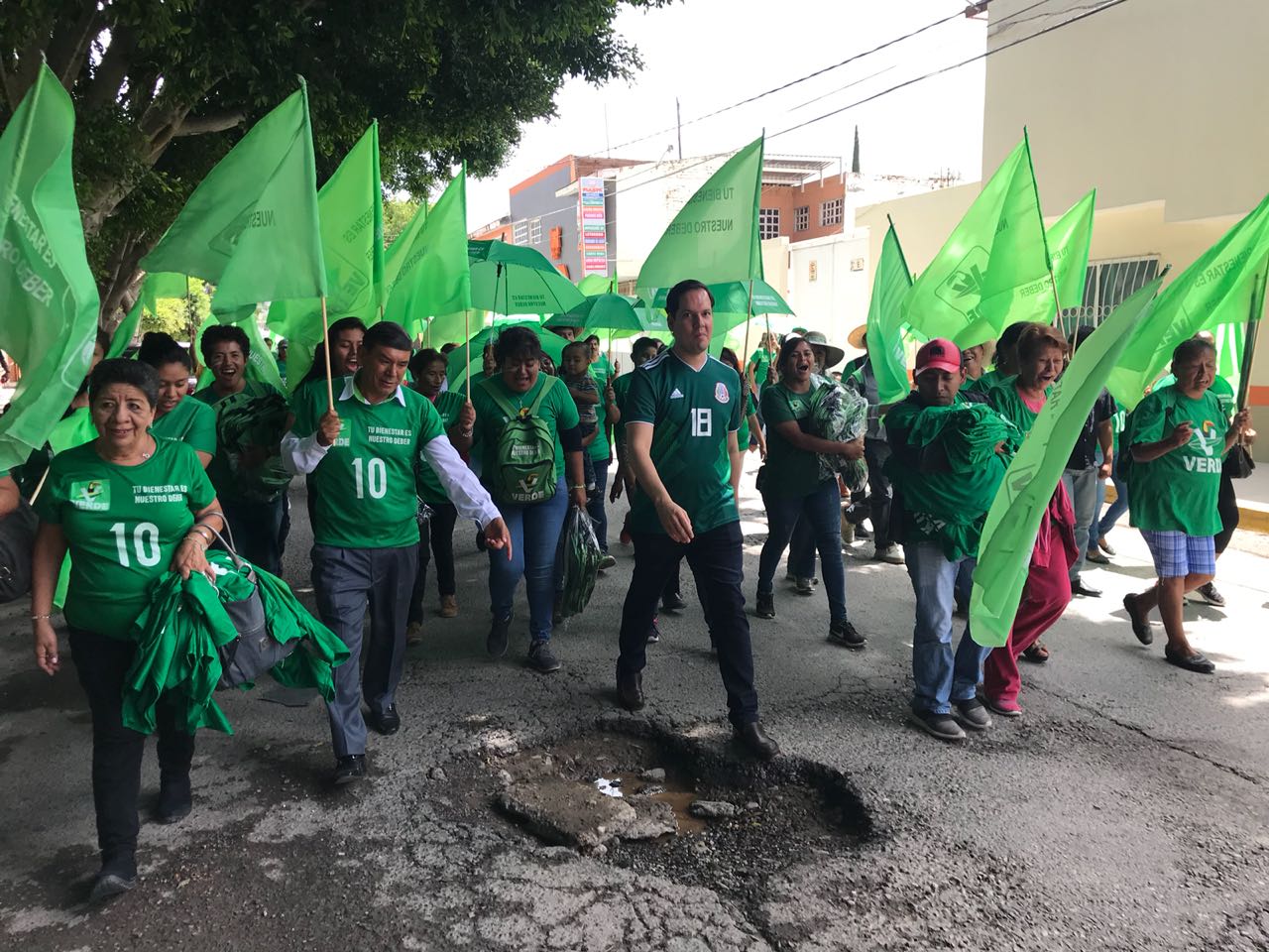 Los candidatos del PVEM recorrieron las calles de Tehuacán. (Especial)