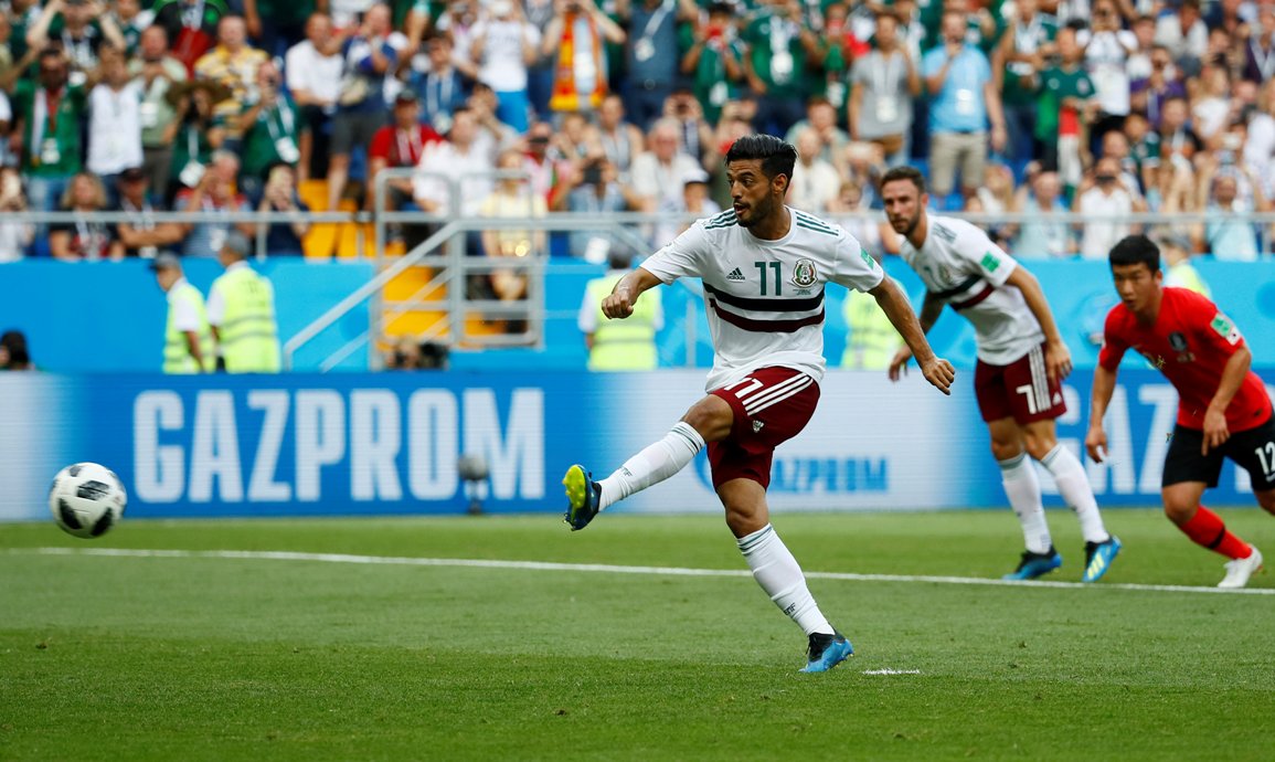 Carlos Vela cobró el penal y anotó un gol para México en el minuto 26 (Reuters).