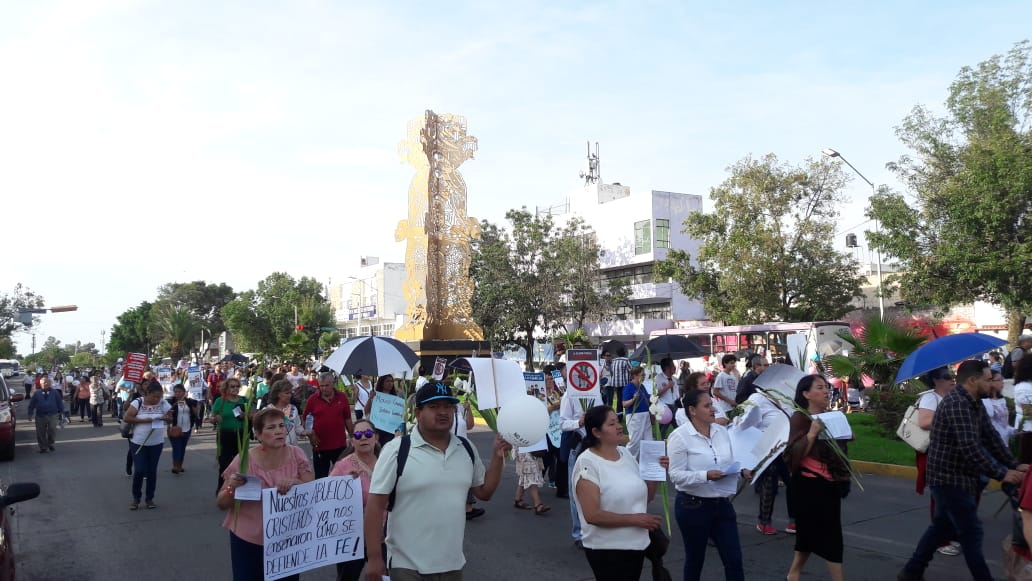 Cientos de católicos protestaron contra la obra. (Perla Gómez)