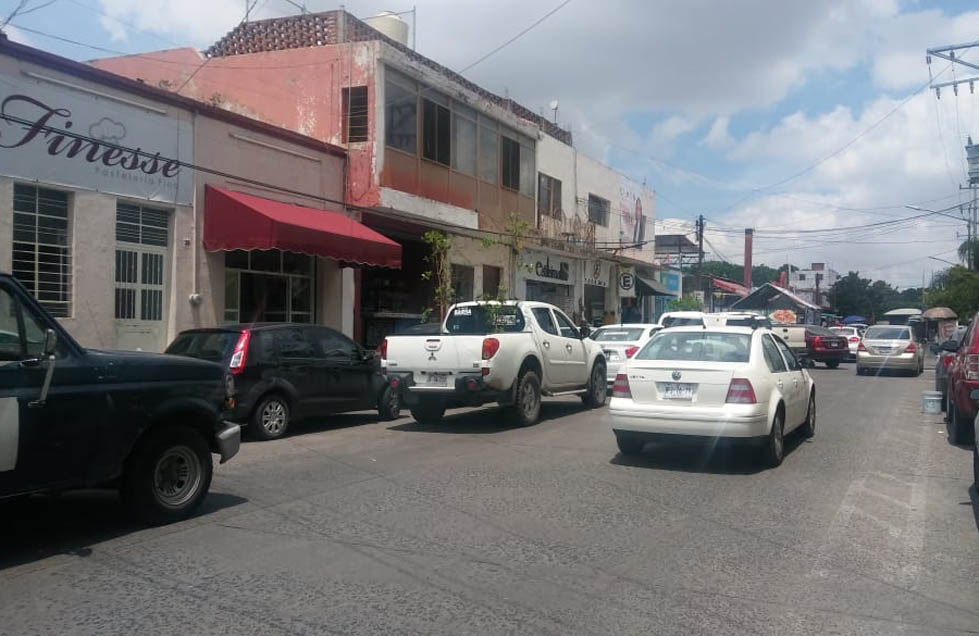 Los comerciantes temen que se quiten espacios de estacionamiento en avenida Hidalgo (Arturo Ramírez Gallo)
