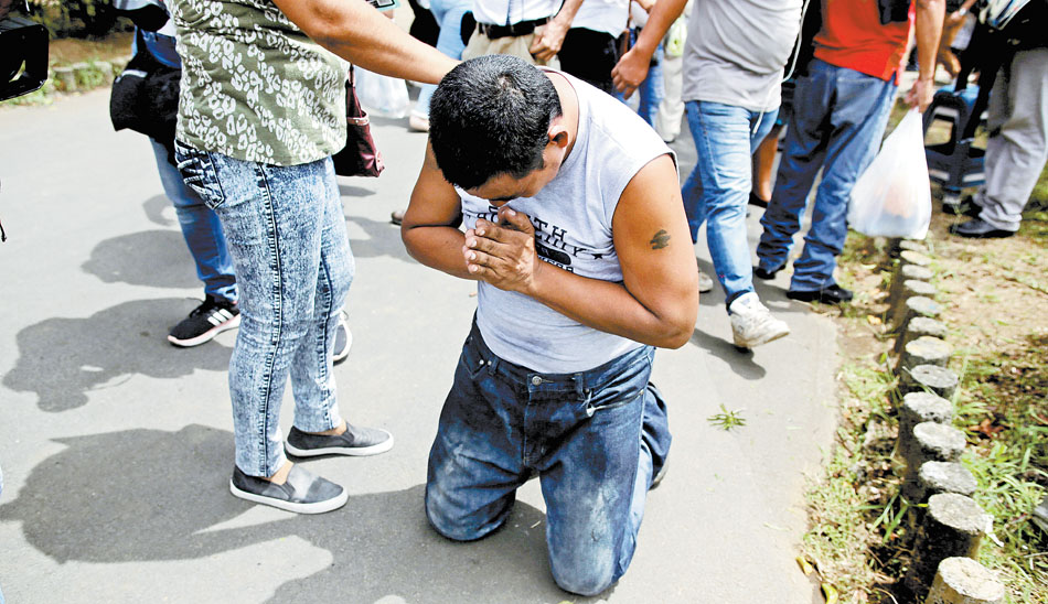 El joven Marvin Toruno, detenido por manifestarse, reza tras ser liberado ayer en Managua. (Jorge Cabrera/Reuters)