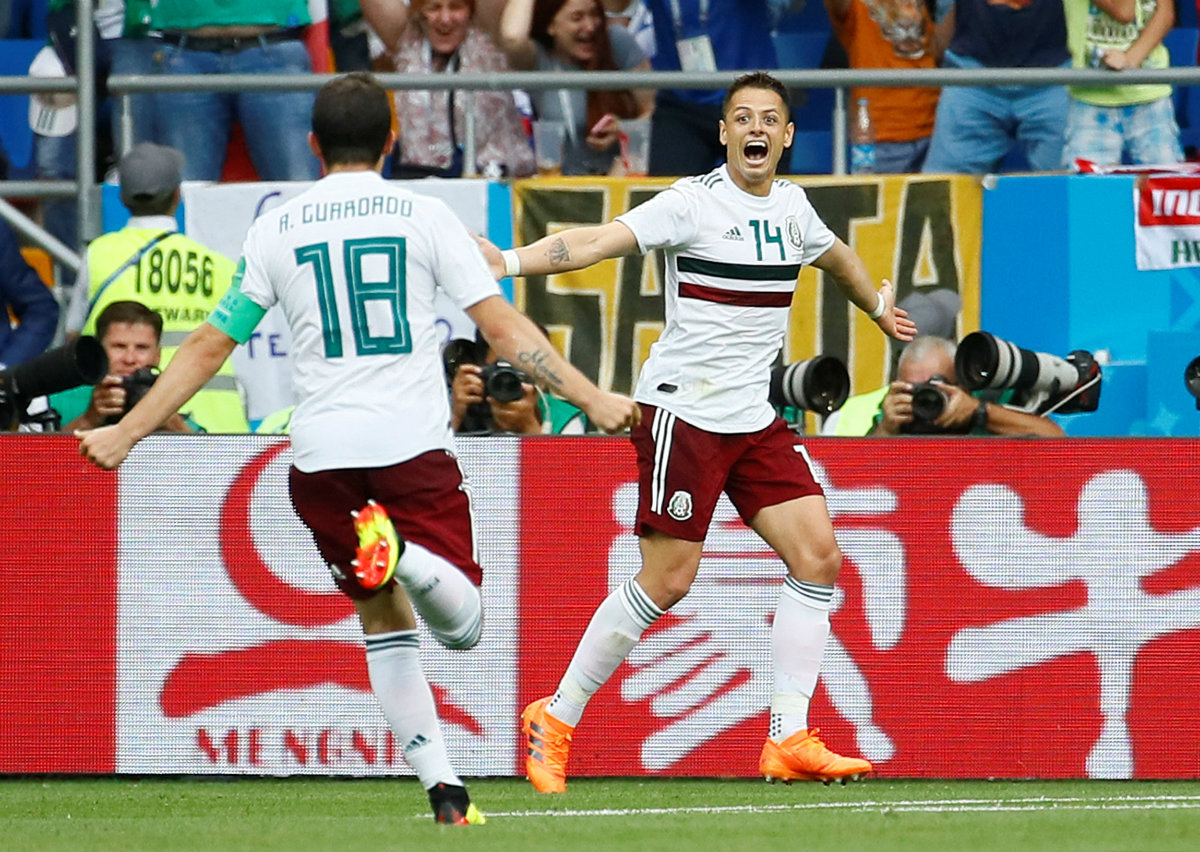 La celebración de  'Chicharito' con Andrés Guardado (Reuters)