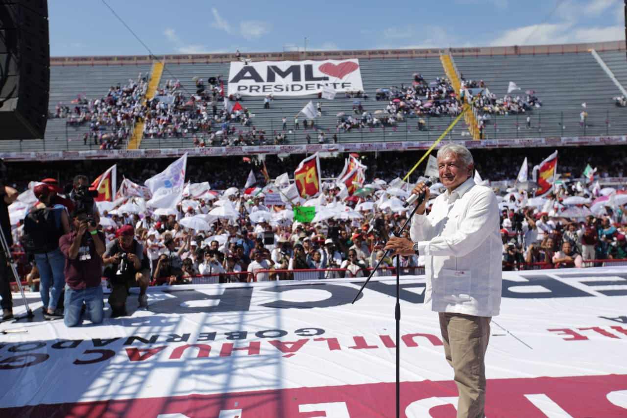 López Obrador pidió a los simpatizantes vigilar las urnas hasta que termine el conteo de votos. (Omar Franco)