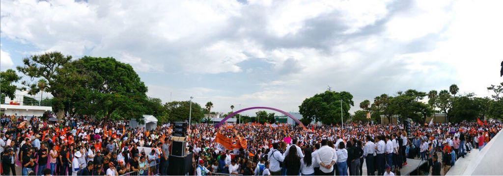 Miles de personas, simpatizantes de Enrique Alfaro lo acompañaron en su cierre de campaña.(Cortesía)