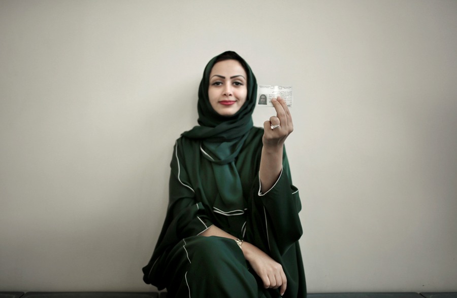 Una mujer posa con su nueva licencia de automóvil en la Saudi Driving School dentro de la Universidad Princess Nora en Arabia Saudita. (AP/Nariman El-