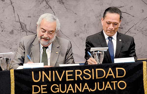 Los rectores Enrique Graue y Luis Felipe Guerrero.