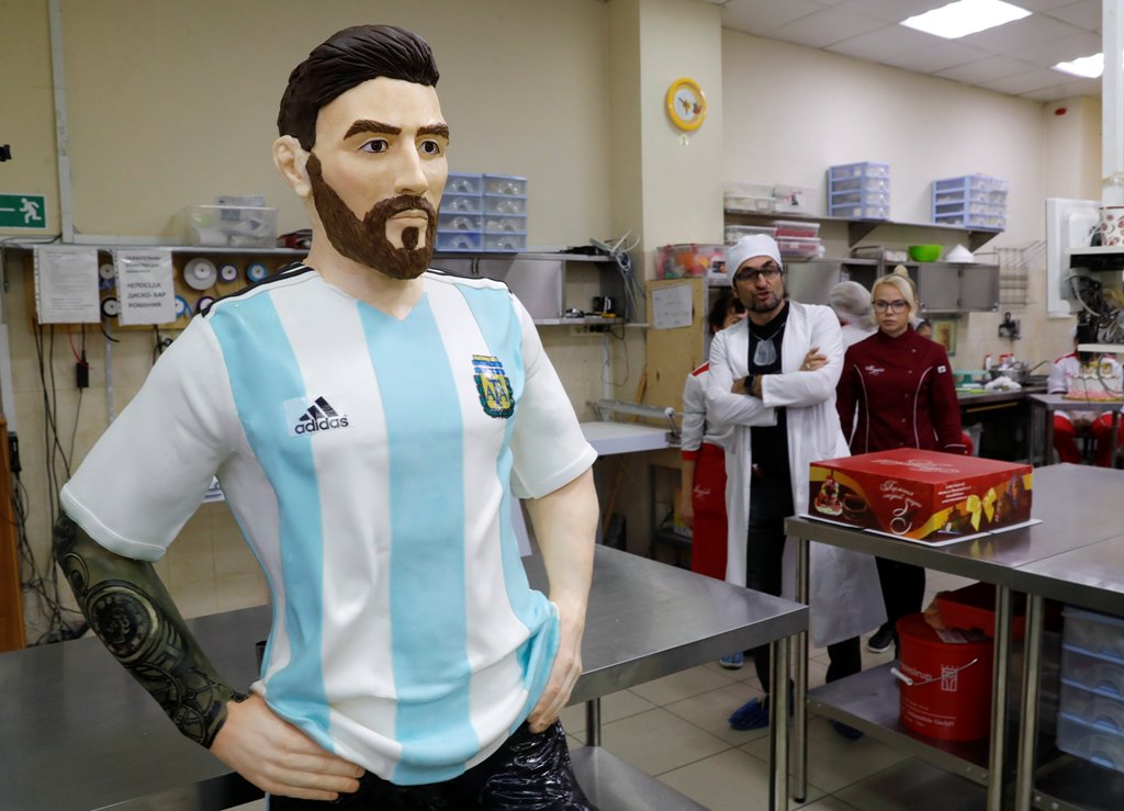 Reposteros rusos crearon un pastel con la forma de Messi. (Reuters)