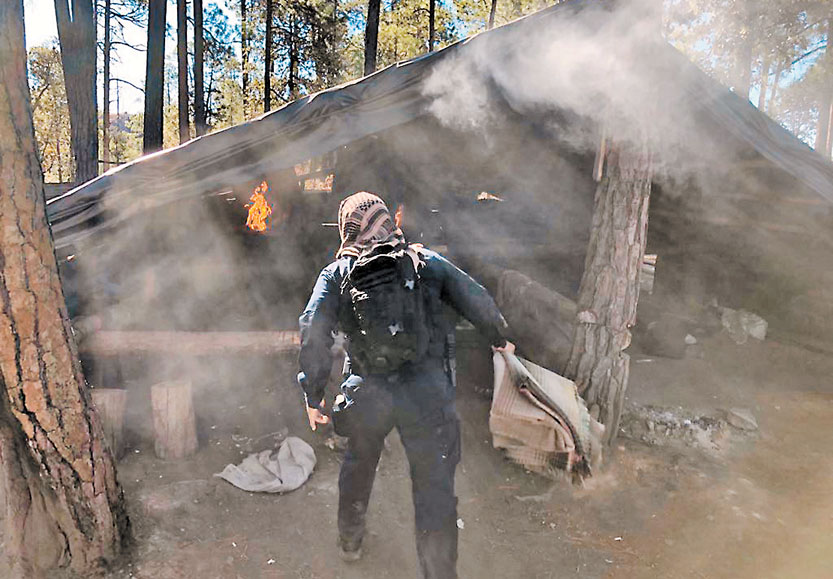 Un elemento incinera una choza en las "narcoinstalaciones". (Especial)