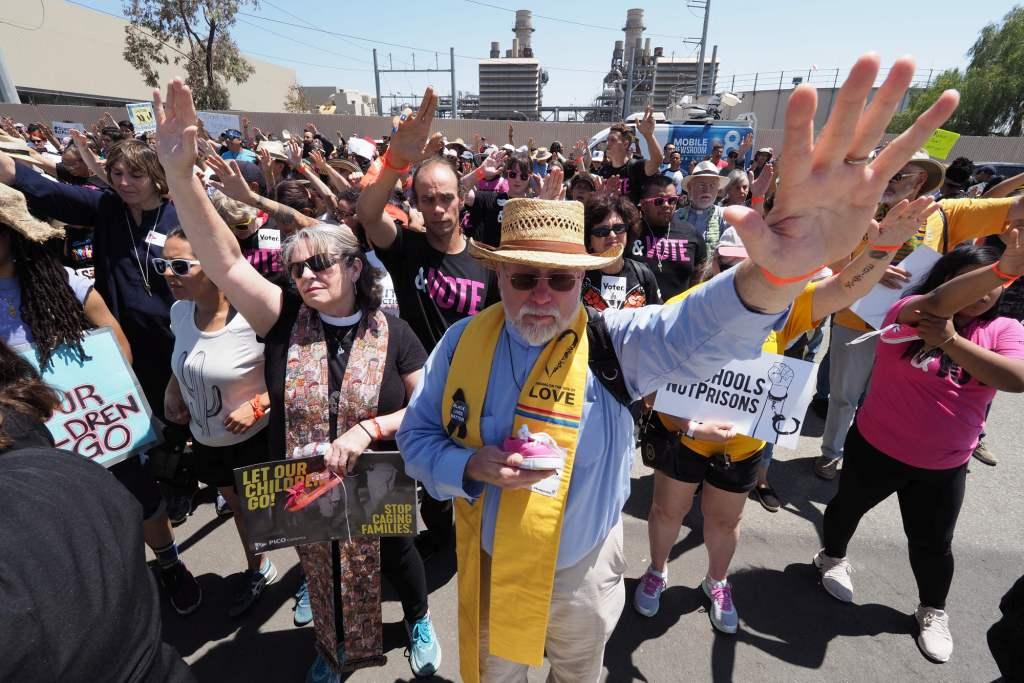 "¡Vergüenza! ¡No están solos!", fritaban unos 500 manifestantes convocados por líderes religiosos/AFP