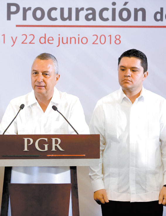 Víctor Carrancá (izquierda), fiscal de Puebla y vocero de la conferencia. (Especial)
