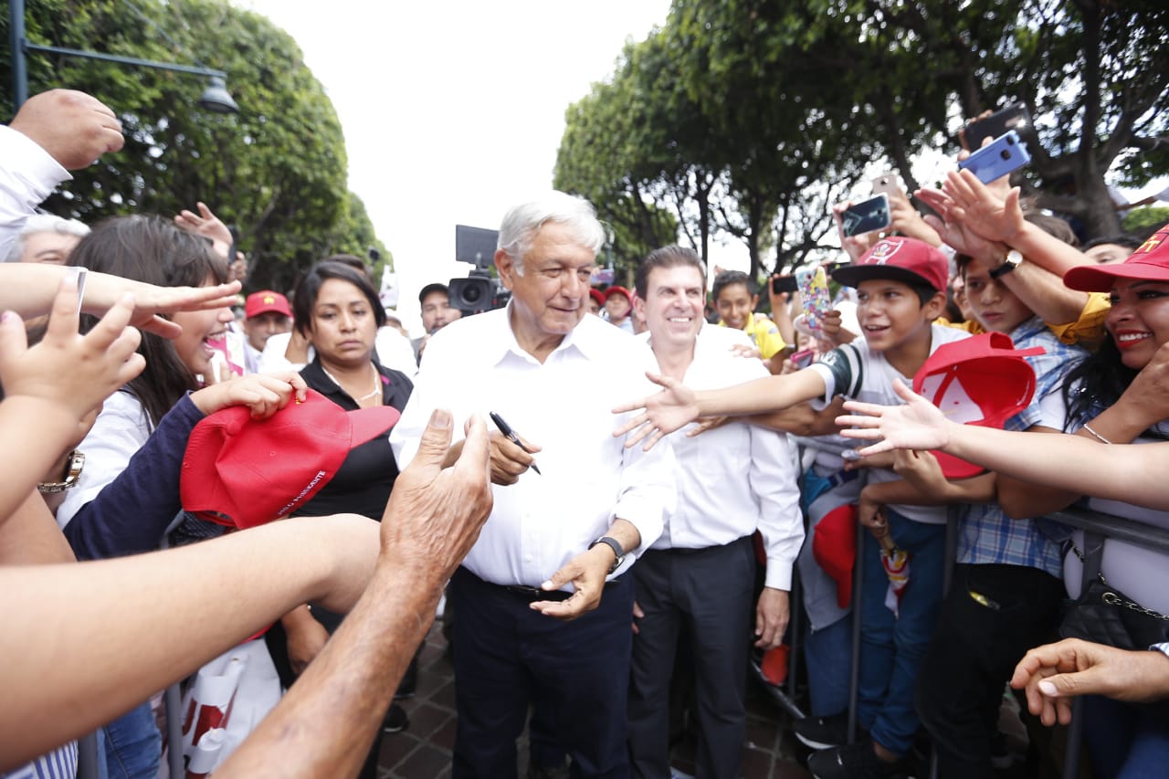 Andrés Manuel López Obrador acompañado de Ricardo Sheffield, candidato a la gubernatura de Guanajuato por Morena. (Héctor Téllez | Milenio)