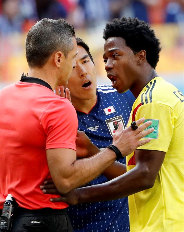 Carlos Sánchez es expulsado en el partido contra Japón (EFE)