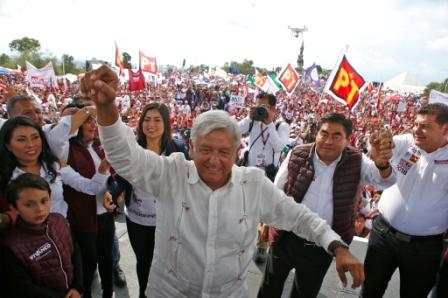 Cierre de campaña del candidato presidencial, Andrés Manuel López Obrador, en Puebla, realizado en la Plaza de la Victoria (Andrés Lobato)
