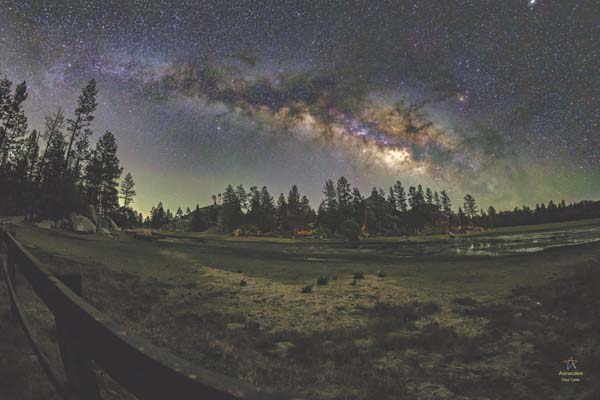 Nuestra imagen de hoy, aunada a la Vía Láctea, presenta un panorama encantador dentro de la tendencia de panorama nocturno.