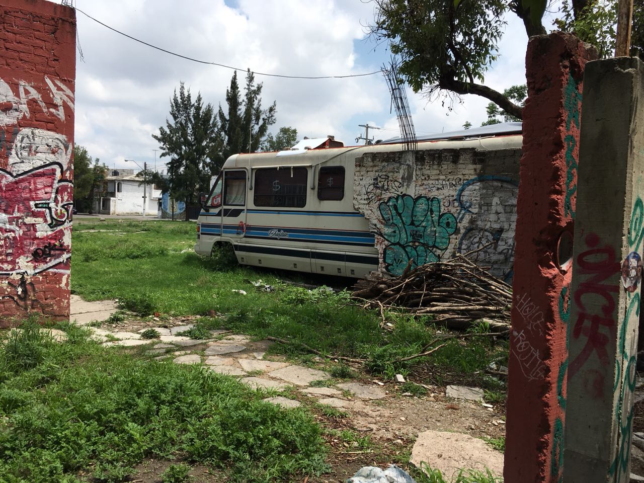 El individuo corre a los niños y jóvenes que quieren jugar futbol en la zona. (Valeria Carrillo)