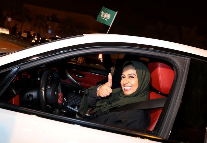 Las mujeres en Arabia Saudí enfrentaban el arresto si desafiaban la prohibición mientras que las de otros países musulmanes ya conducían libremente. R