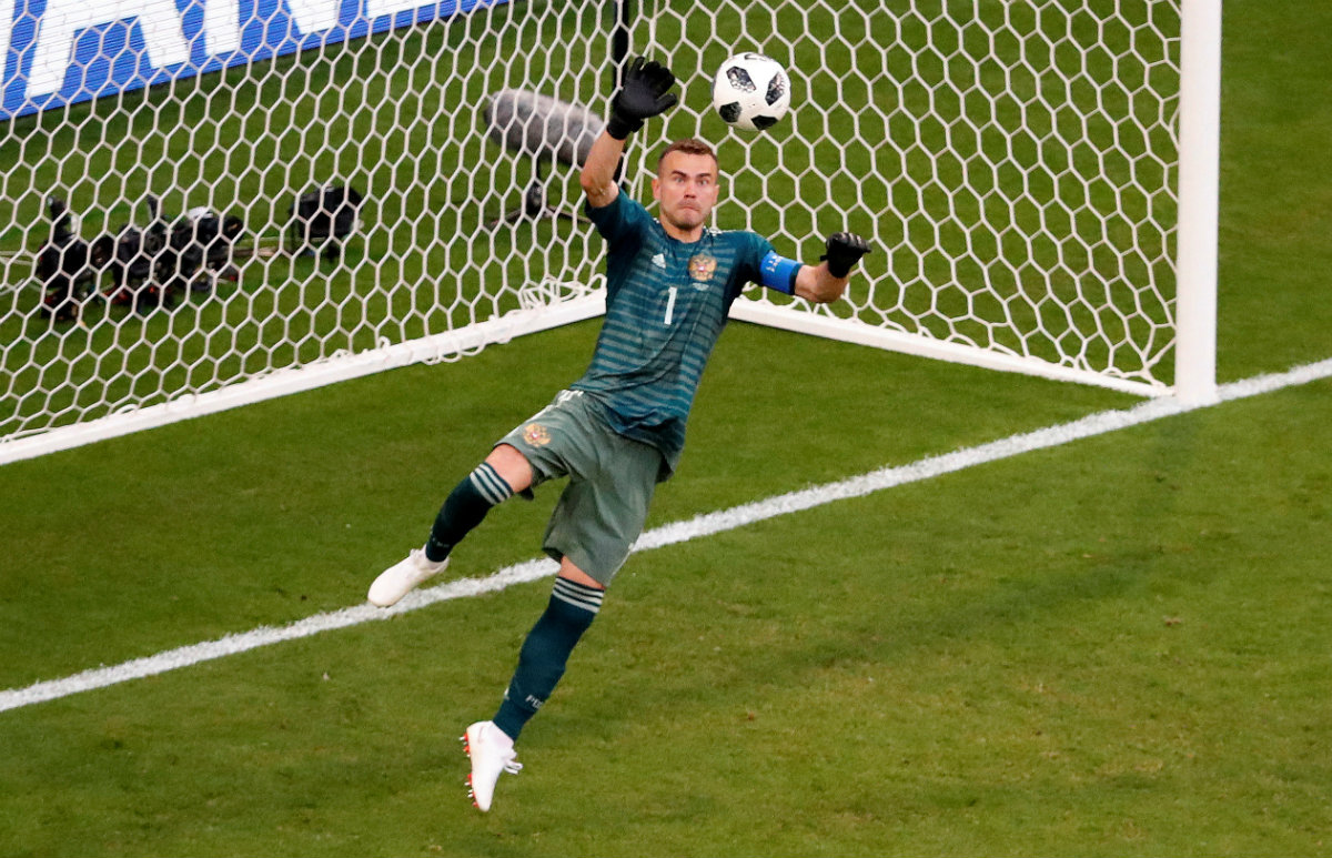 La gran atajada de Akinfeev previo al tercer gol de Uruguay (Reuters)