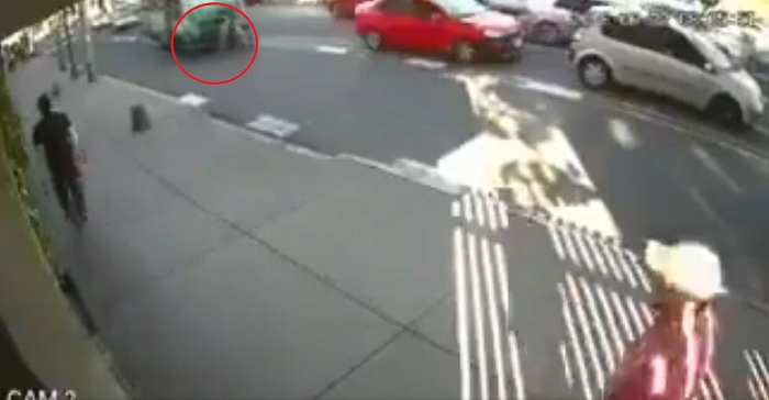 El conductor de la unidad embistió y arrastró varios metros al ciclista.