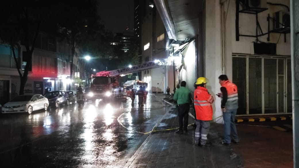 elementos de Protección Civil también llegaron al lugar. (Jorge Becerril)