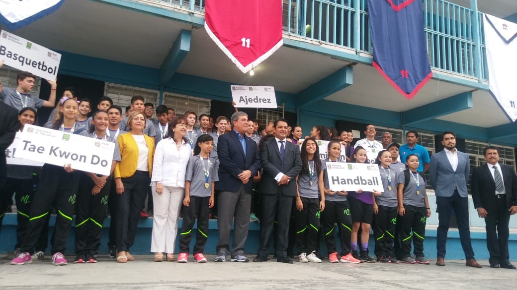 El gobernador Manuel González Flores, en el cierre del ciclo escola en la secundaria Número 11. (Foto: Eduardo Mendieta)