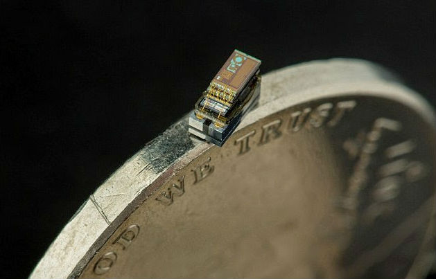 La computadora mide 0.3 milímetros. (Especial)