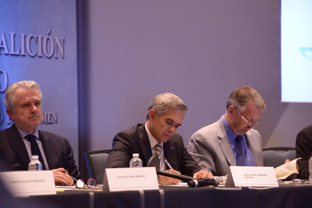 Miguel Ángel Mancera durante la presentación de su libro en el Hotel Hilton. (Ilich Valdez)
