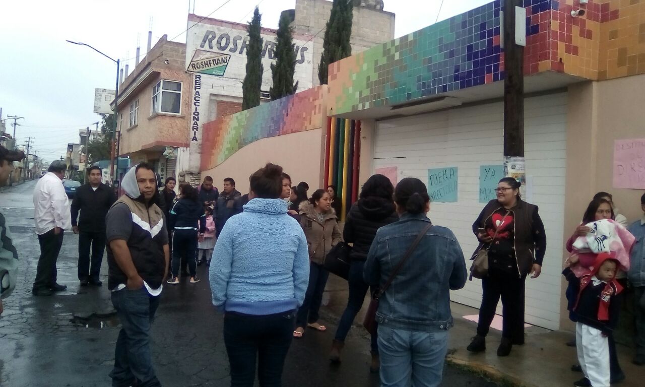 Padres de familia se aglomeraron a las afueras del jardín de niños “Celia Hernández de Huerta” de la ciudad de Chiautempan (Adolfo Tenahua)