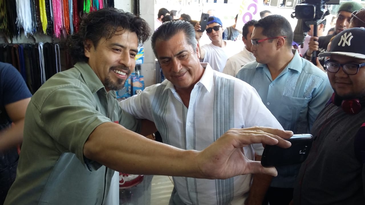 Rodríguez Calderón caminó entre los comerciantes del Mercado Abastos en Torreón. (Milenio Torreón)