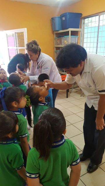 Aplican vitamina A en menores de edad (Ricardo Hernández)