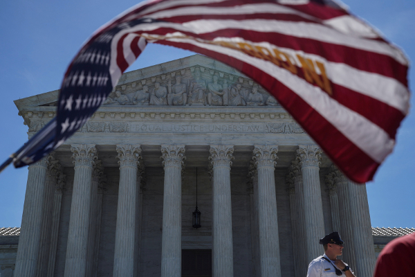 La Corte Suprema de EU validó el decreto de Trump que impide entrada a refugiados de seis países. (Reuters)