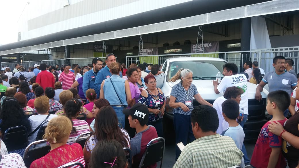 El desorden reinó a la entrada del Domo Care,  (César Cubero).