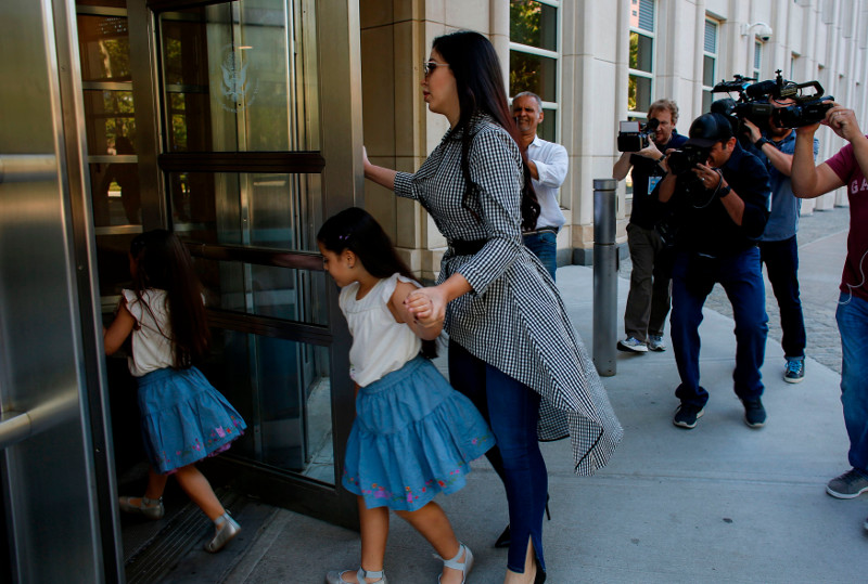Emma Coronel llegó a la Corte con sus hijas. (Foto: AFP).