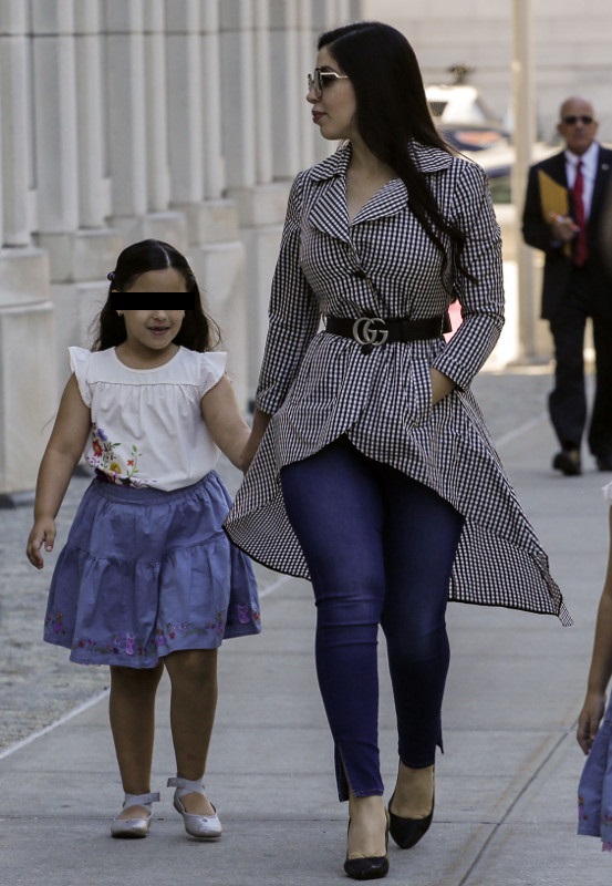 Emma Coronel llegó a la Corte con sus hijas. (Foto: AFP).