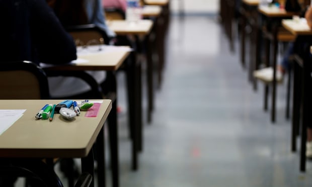 Las escuelas además instalaron detectores de metal y cámaras de vigilancia. (AFP)