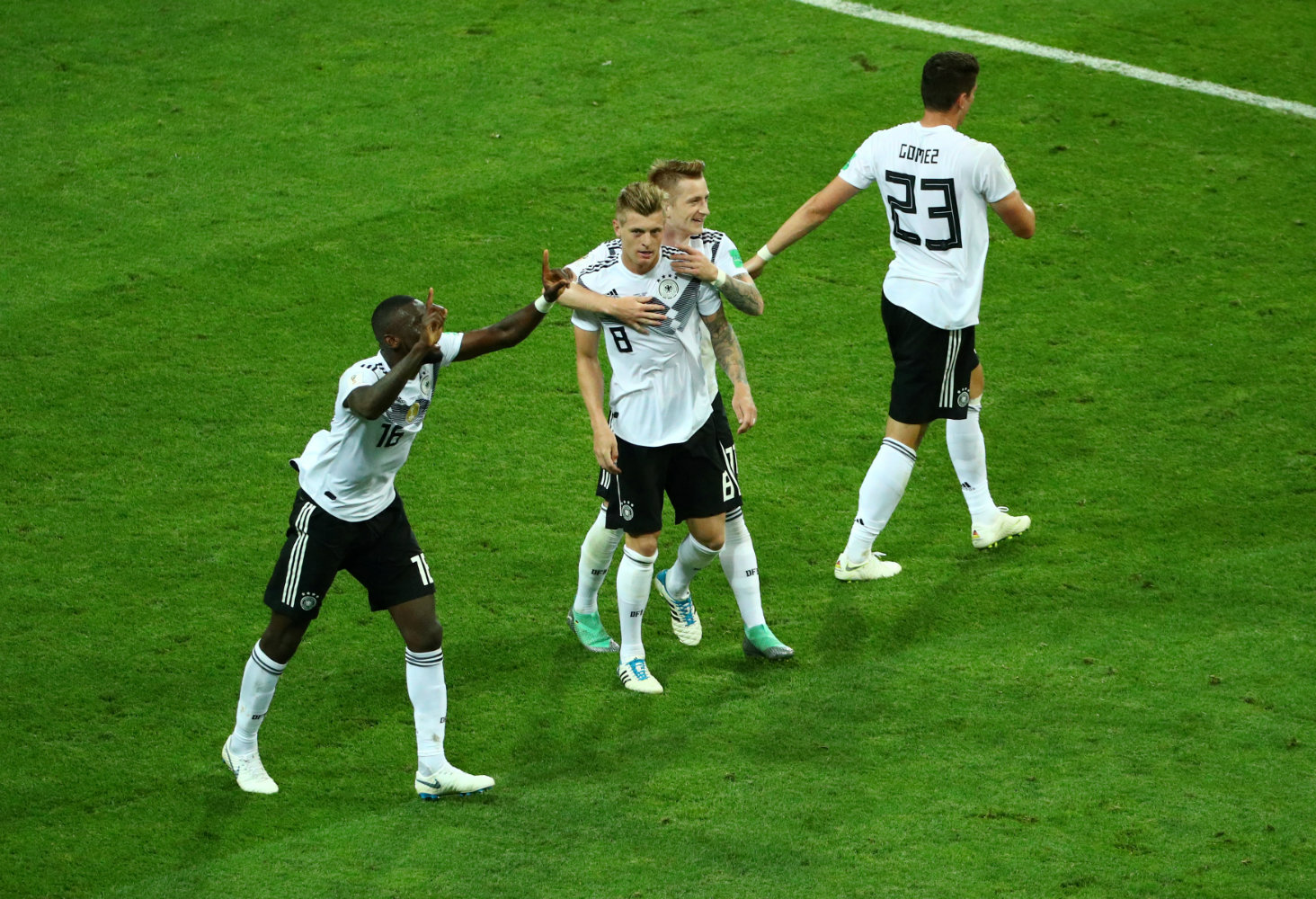 El festejo alemán tras el tanto de Toni Kroos ante Suecia (Reuters)