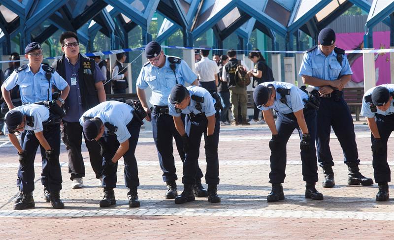 Dos hombres y dos mujeres fueron heridos en el tiroteo en Hong Kong. (Foto: EFE)