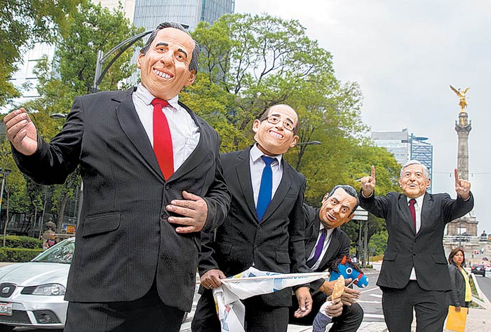 Los integrantes del grupo musical Cicuta Band se ataviaron con máscaras de José Antonio Meade, Ricardo Anaya, Jaime Rodríguez y Andrés Manuel López Ob