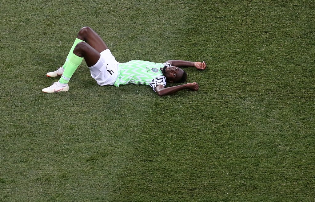 Jugador de Nigeria en lamento