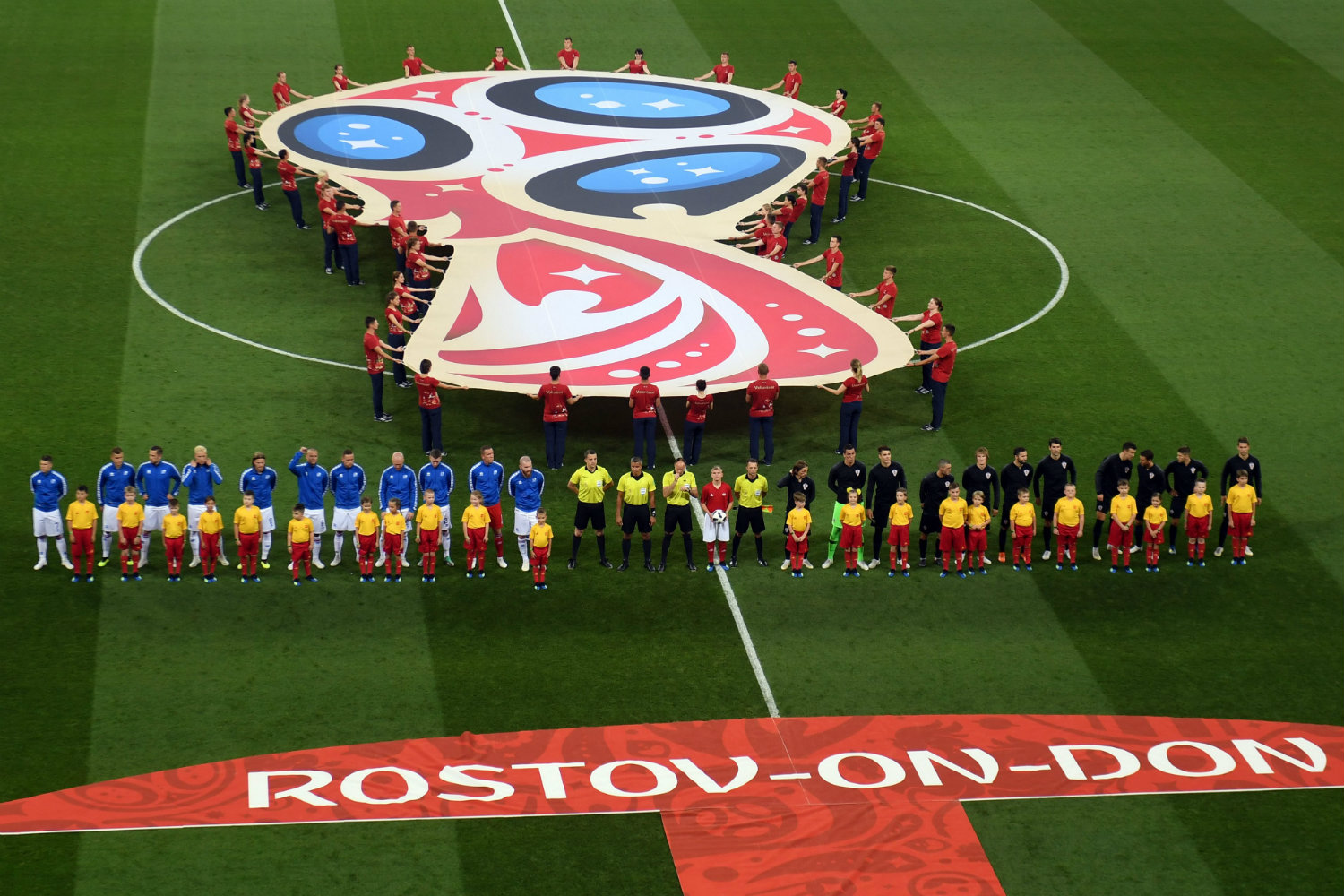 Los equipos en la ceremonia de los himnos en Rostov (Reuters)