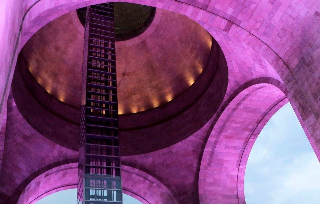 Los principales monumentos serán iluminados de morado desde este jueves.