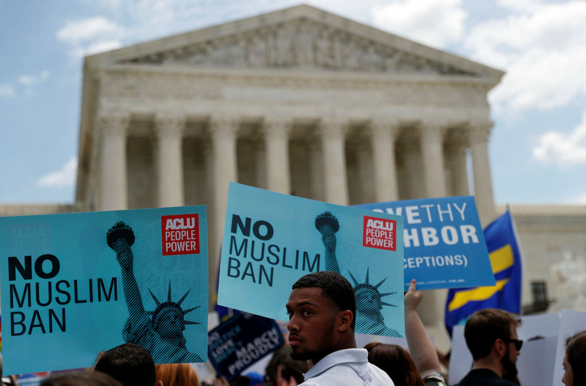 Protestas a las afueras de la Suprema Corte de Justicia. (Reuters)