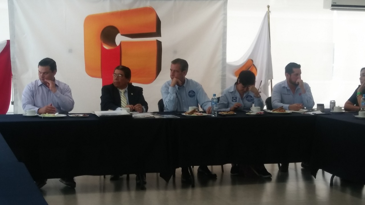 Rueda de prensa de Héctor López Santillana. (Foto Laura Villafaña)